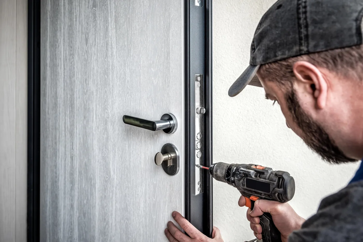 Serrurier changeant le cylindre d'une porte d'entrée à Trappes (78190)